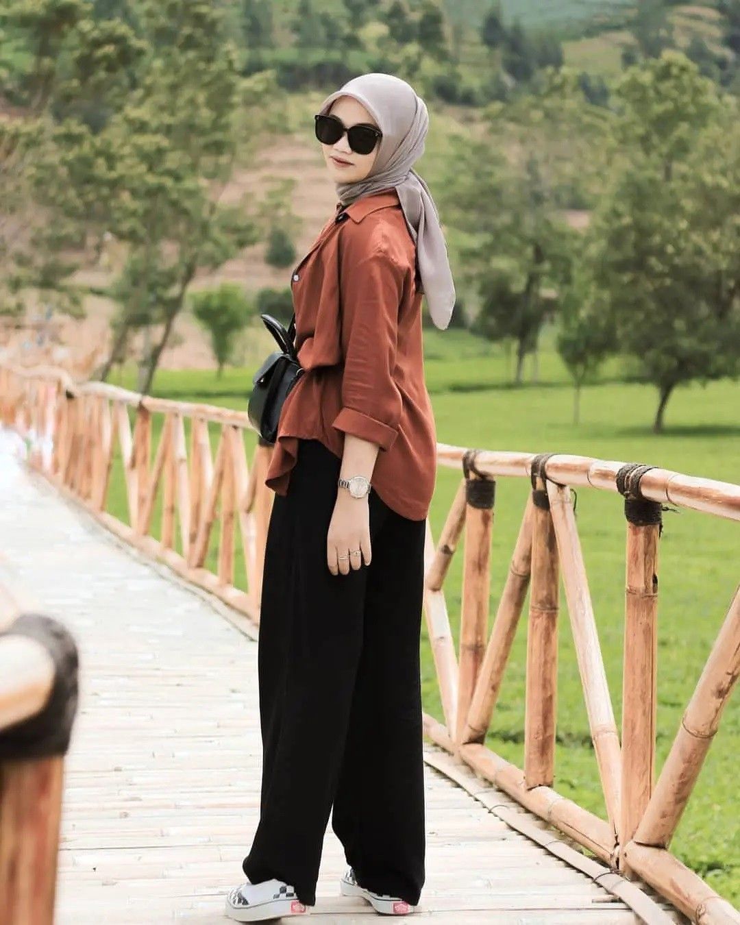 8 Warna Jilbab yang Cocok dengan Baju Cokelat Tua