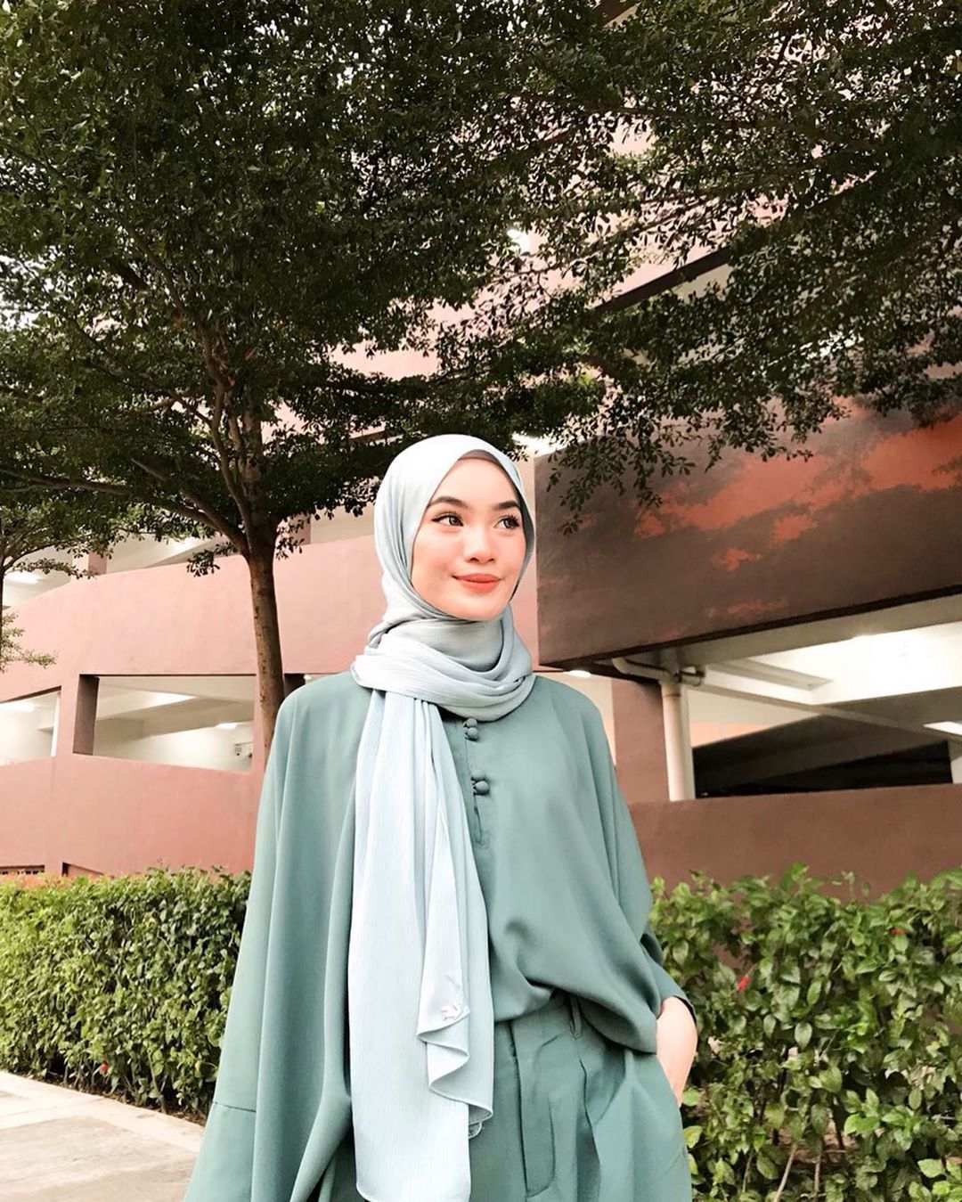 8 colors of clothes that go well with mint green dresses