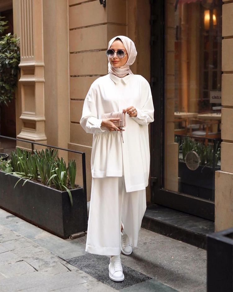 12 Perfect Modern Hijab OOTDs, It Can Be Inspirational To Look Trendy