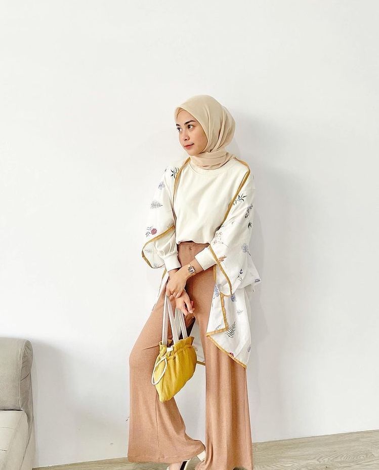 12 OOTD Hijab Kekinian Lengkap, Bisa Jadi Inspirasi Tampil Trendi