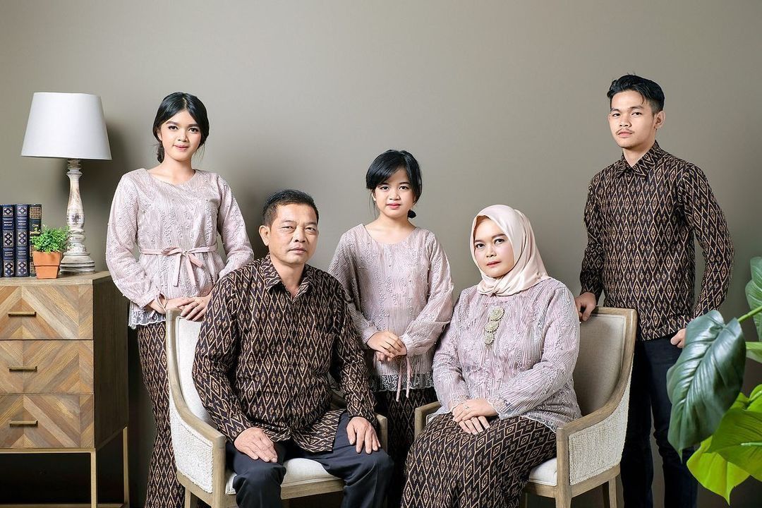 11 Model Baju Couple Keluarga Modern yang Simpel dan Nyaman