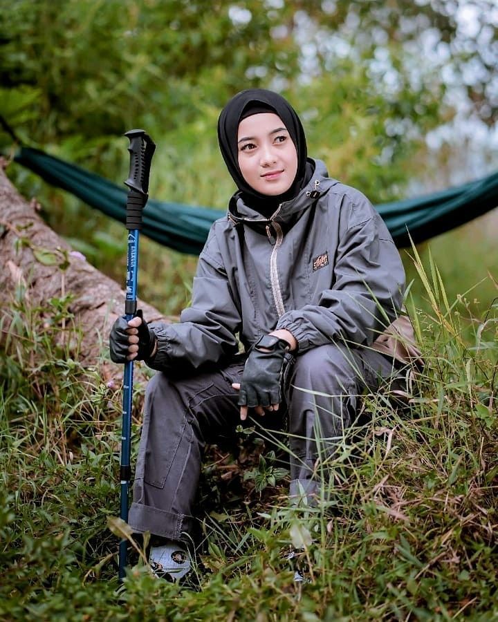 11 Outfit Naik Gunung Perempuan Hijab yang Simpel tapi Keren