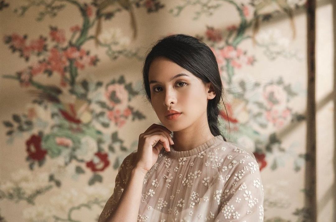 7 pictures of Maudy Ayunda with Simple and Attractive Makeup