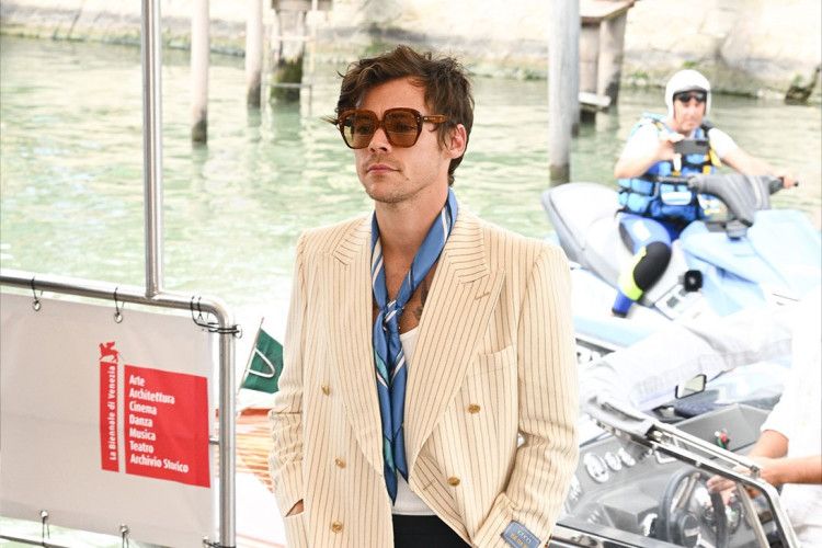 Harry Styles Pakai Outfit a La 70-an di Venice Film Festival 2022