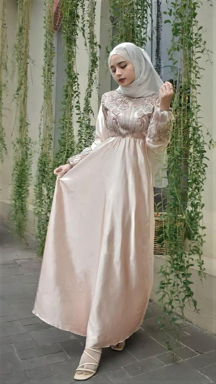 11 Model Gamis Brokat Kombinasi Satin Terbaru Fashionable