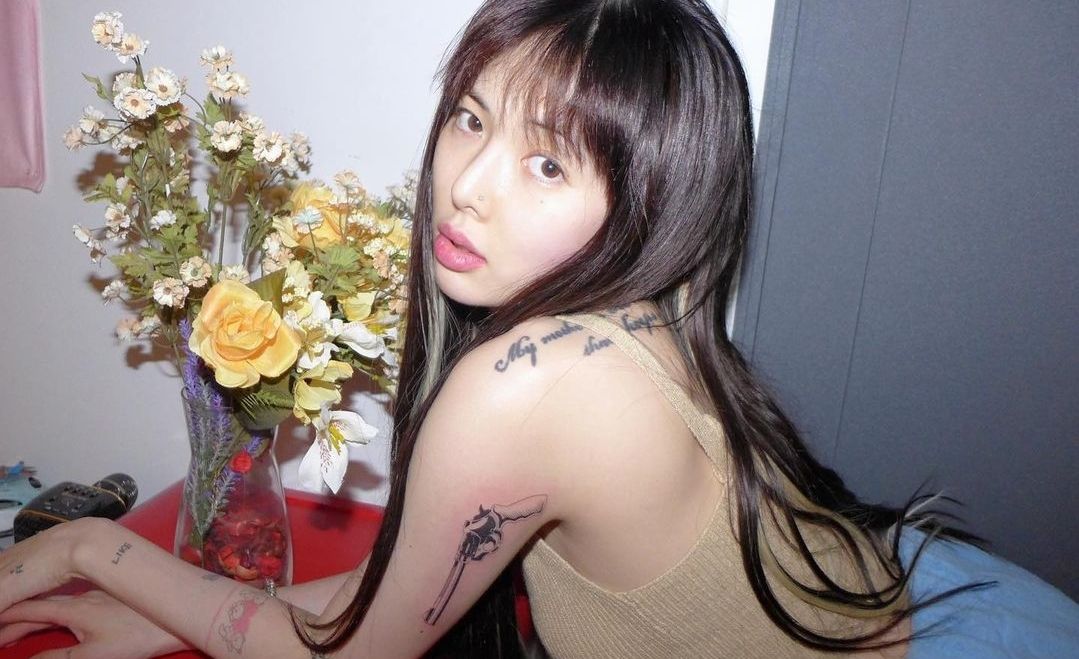 Coming out with new hair, this is HyunA's charm when she has long hair