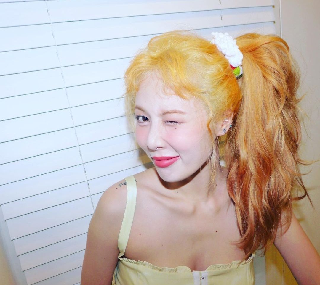 Coming out with new hair, this is HyunA's charm when she has long hair