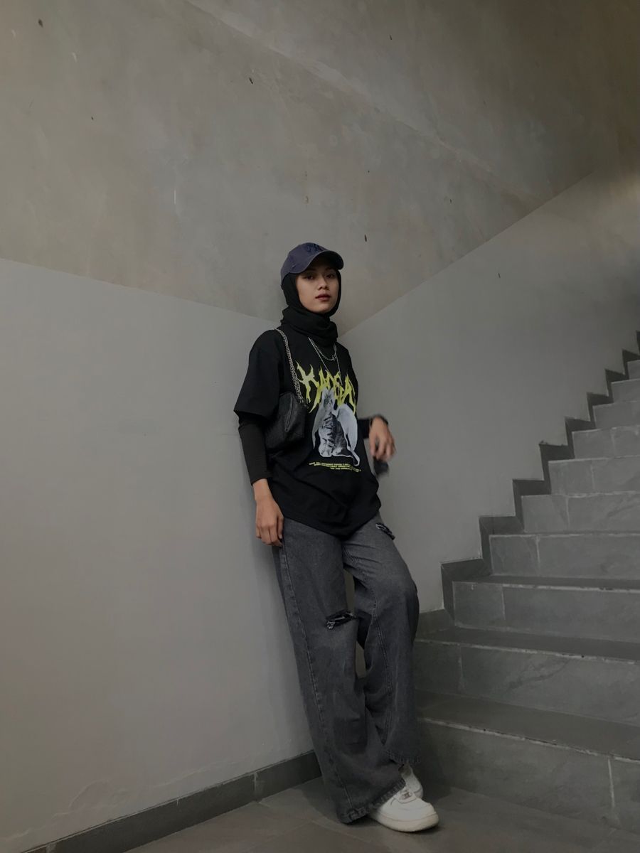15 OOTD Kaus Hitam Hijab yang Simpel dan Edgy, Yuk Coba!