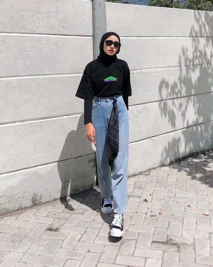 15 OOTD Kaus Hitam Hijab yang Simpel dan Edgy, Yuk Coba!