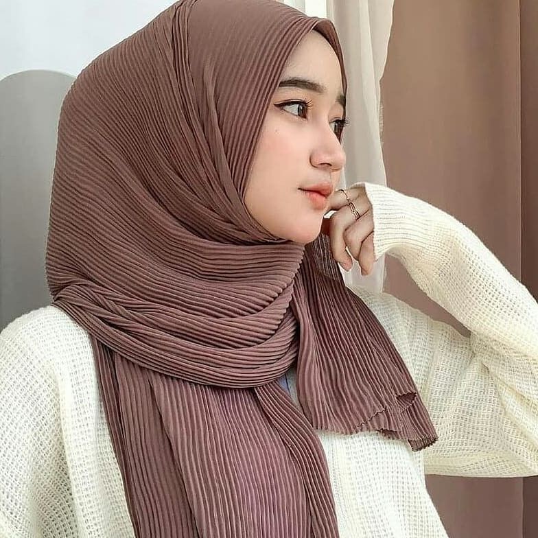 8 Tutorial Hijab Pashmina Plisket yang Simpel tapi Tetap Stylish