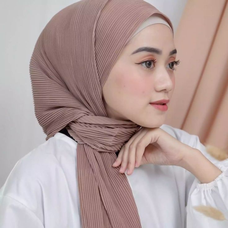 8 Tutorial Hijab Pashmina Plisket yang Simpel tapi Tetap Stylish