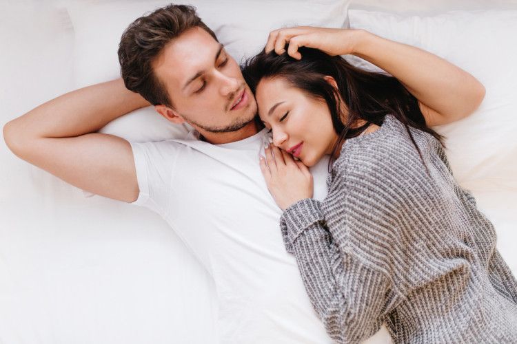 6 Posisi Cuddling Ini Menujukkan Makna Hubunganmu dengan Pasangan