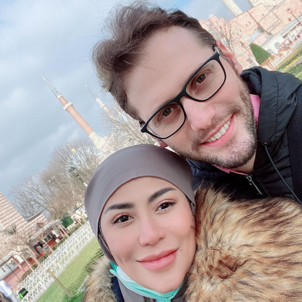 Menetap di Turki, Ini 8 Potret Cinta Penelope dan Suami Bulenya