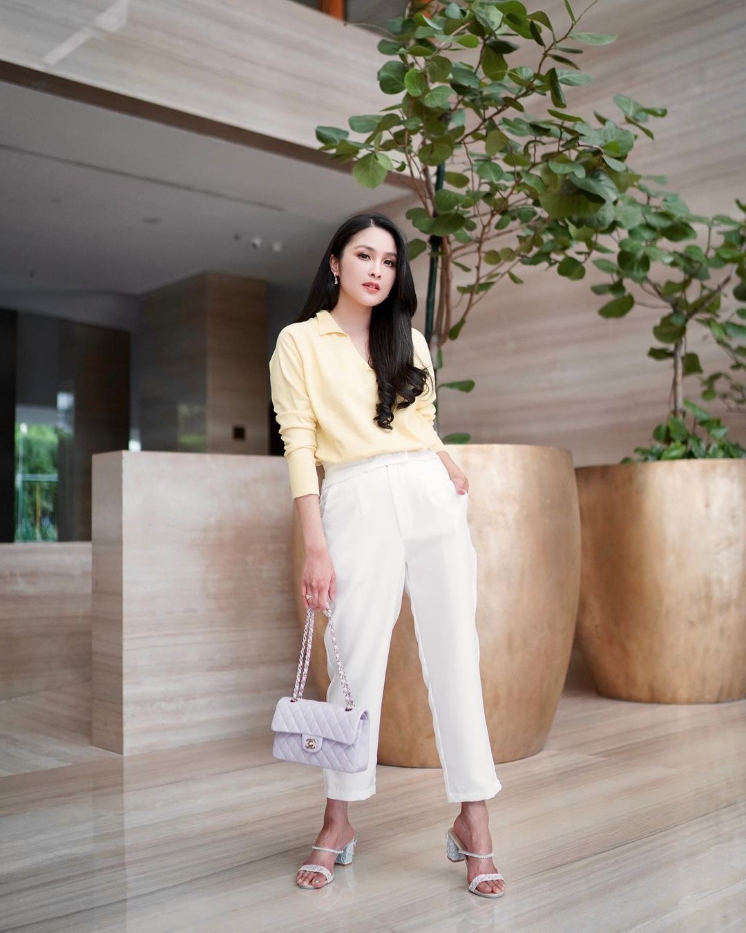 Inspirasi Outfit ke Kantor a La Sandra Dewi