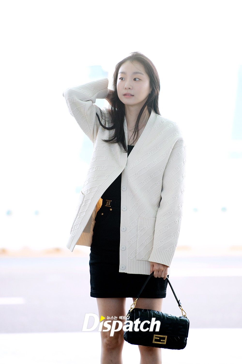 Begini Gaya Kim Da Mi Perlihatkan Airport Fashion Pertamanya
