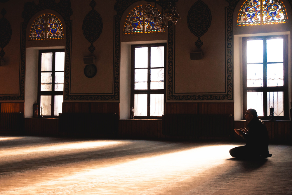 Bacaan Doa Tahiyat Awal dan Akhir Lengkap Arab, Latin dan Artinya