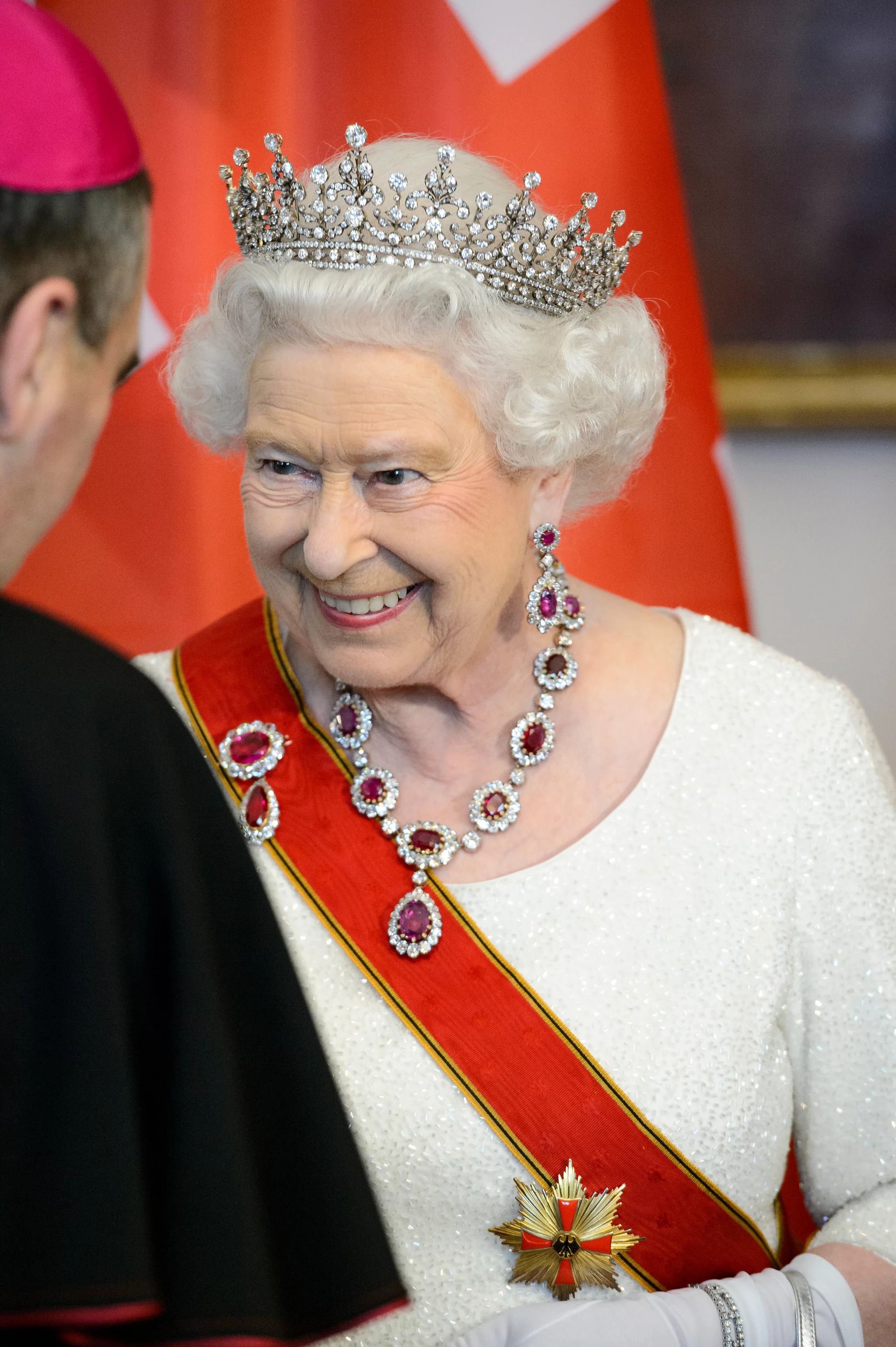 7 Perhiasan Favorit Ratu Elizabeth II Semasa Hidup
