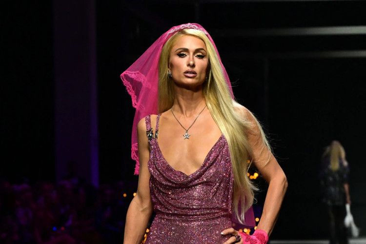 Paris Hilton Tampil Seksi di Runway Versace Milan Fashion Week