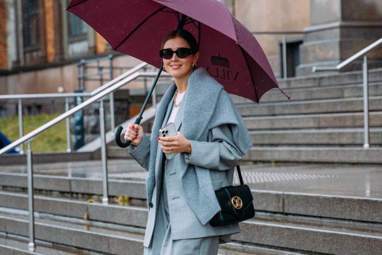 Inspirasi Padu-padan Outfit Musim Hujan yang Stylish