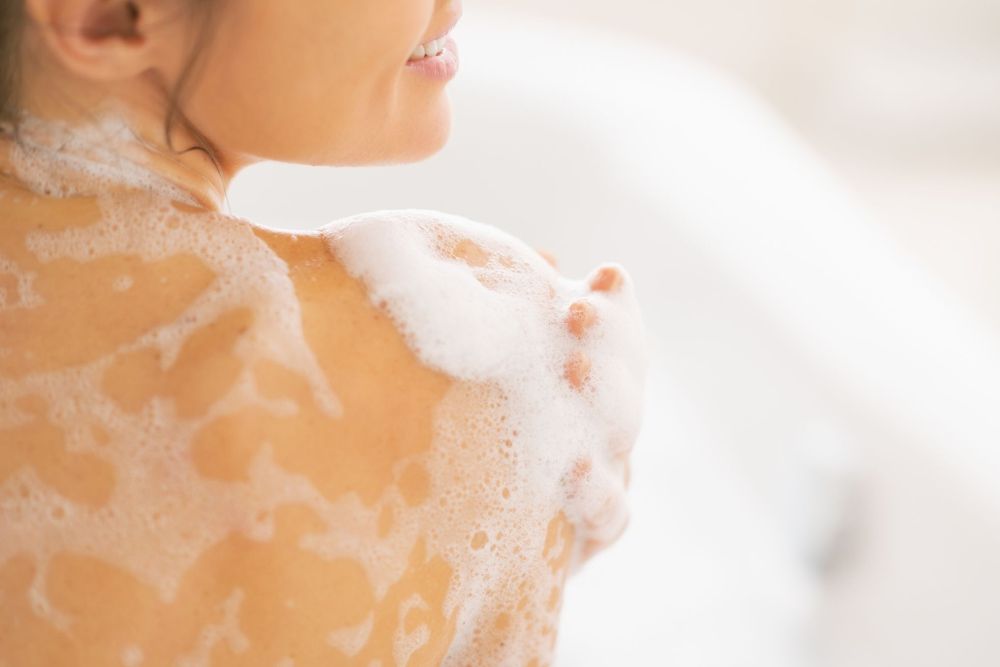 5 Cara Memakai Body Scrub, Bikin Kulit Halus dan Glowing