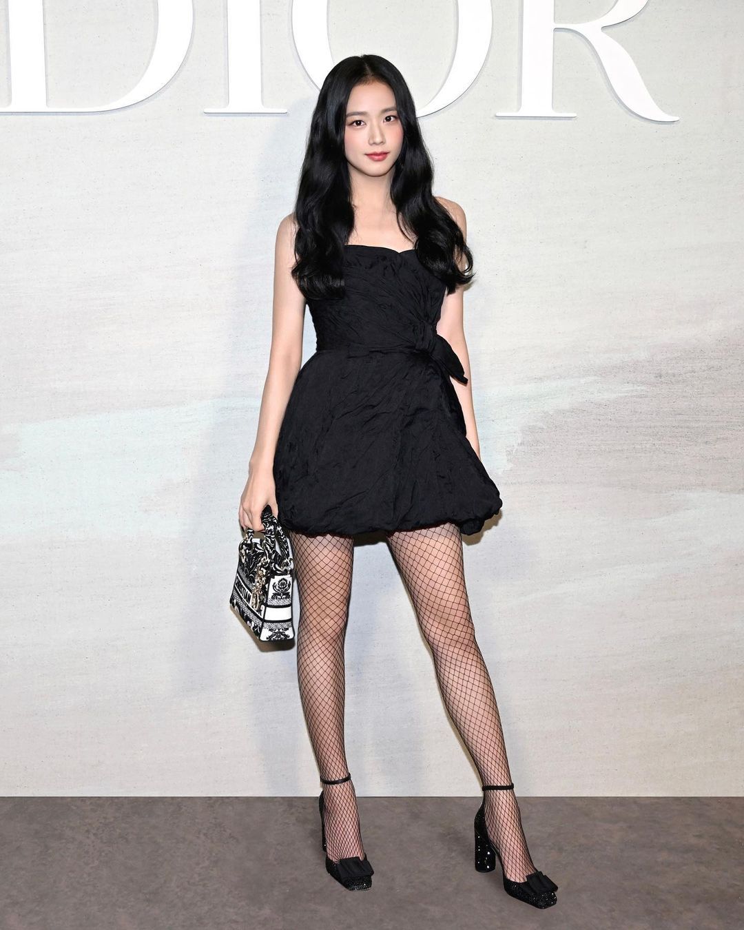 Gaya Jisoo 'BLACPINK' Hadiri Fashion Show Dior Spring/Summer 2023