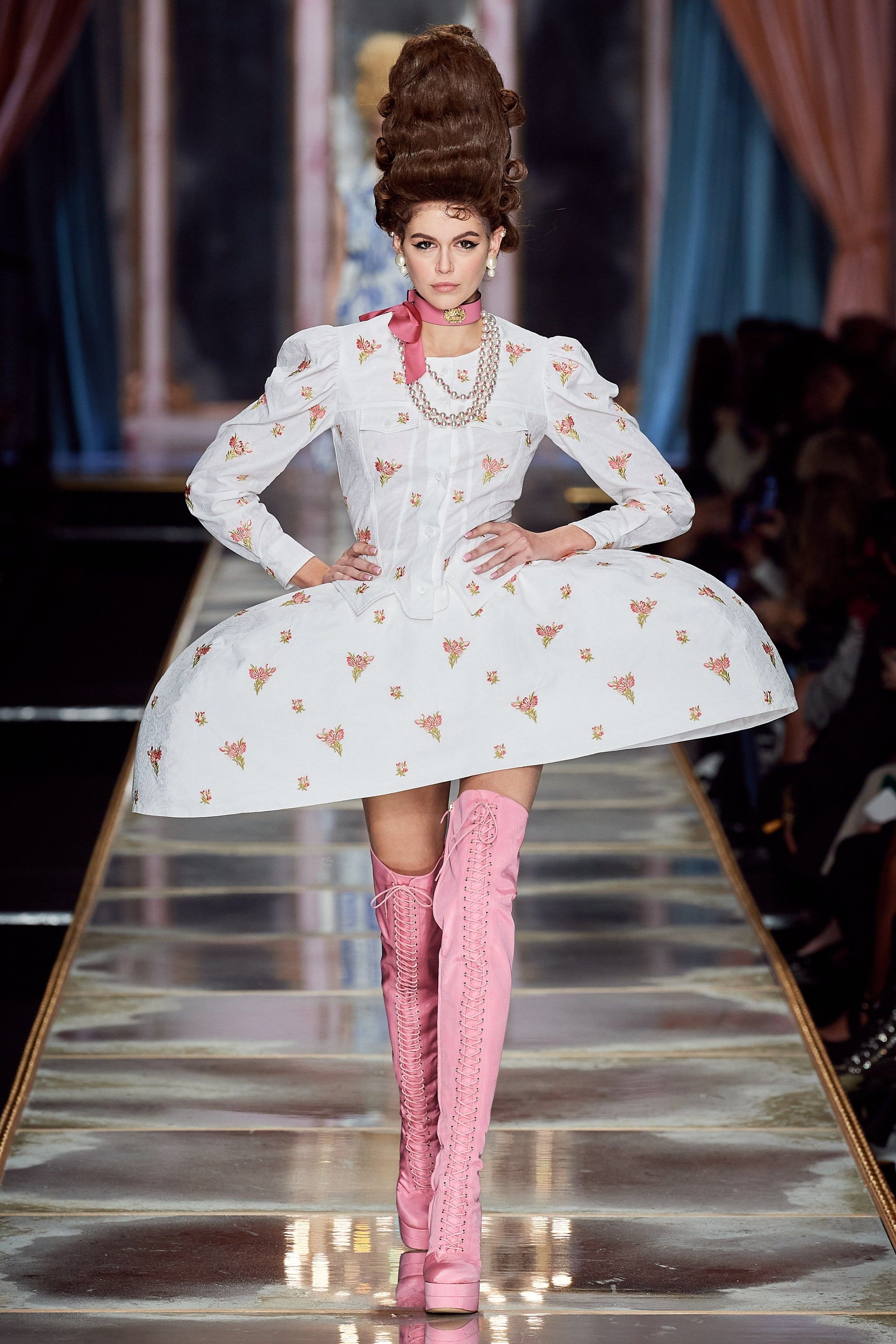 7 Fashion Show Moschino Paling Nyentrik Sepanjang Masa