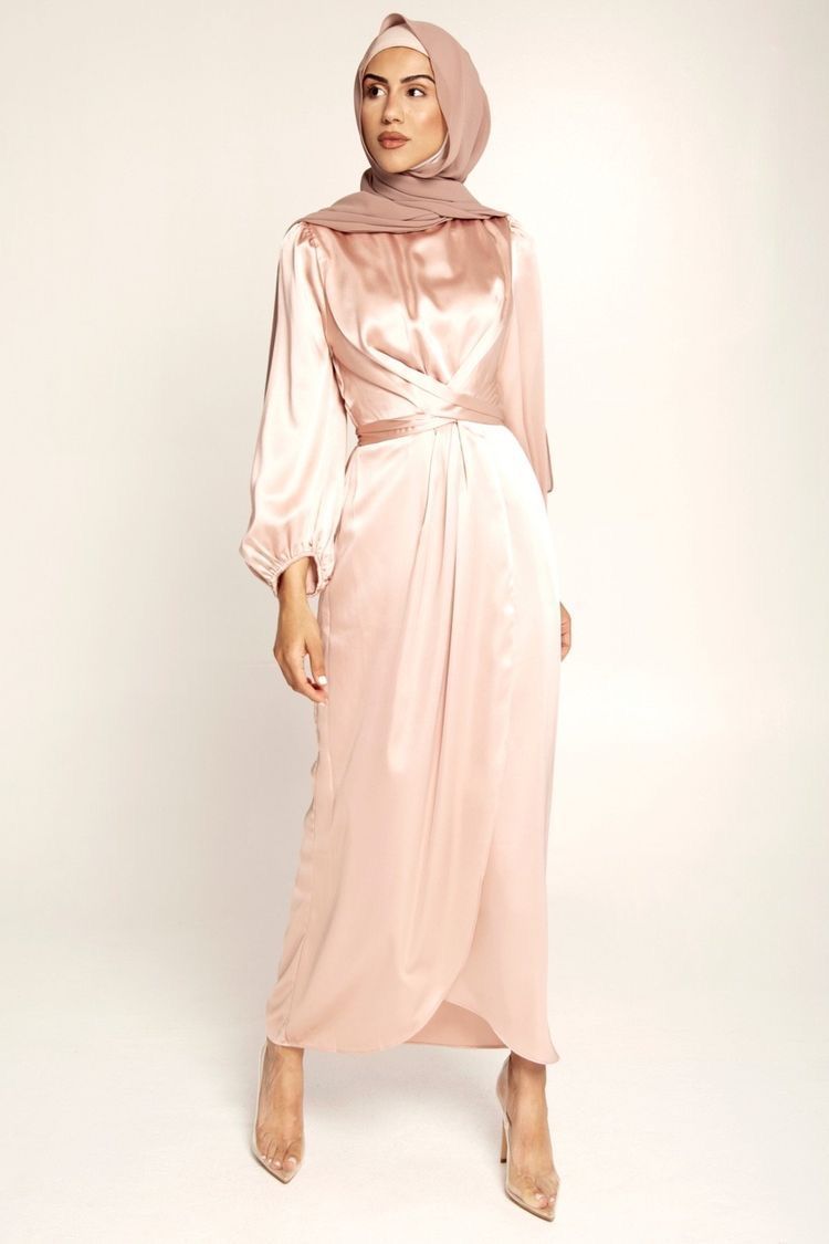 9 Dress Bridesmaid Hijab Satin Terbaru 2022, Elegan dan Stylish!