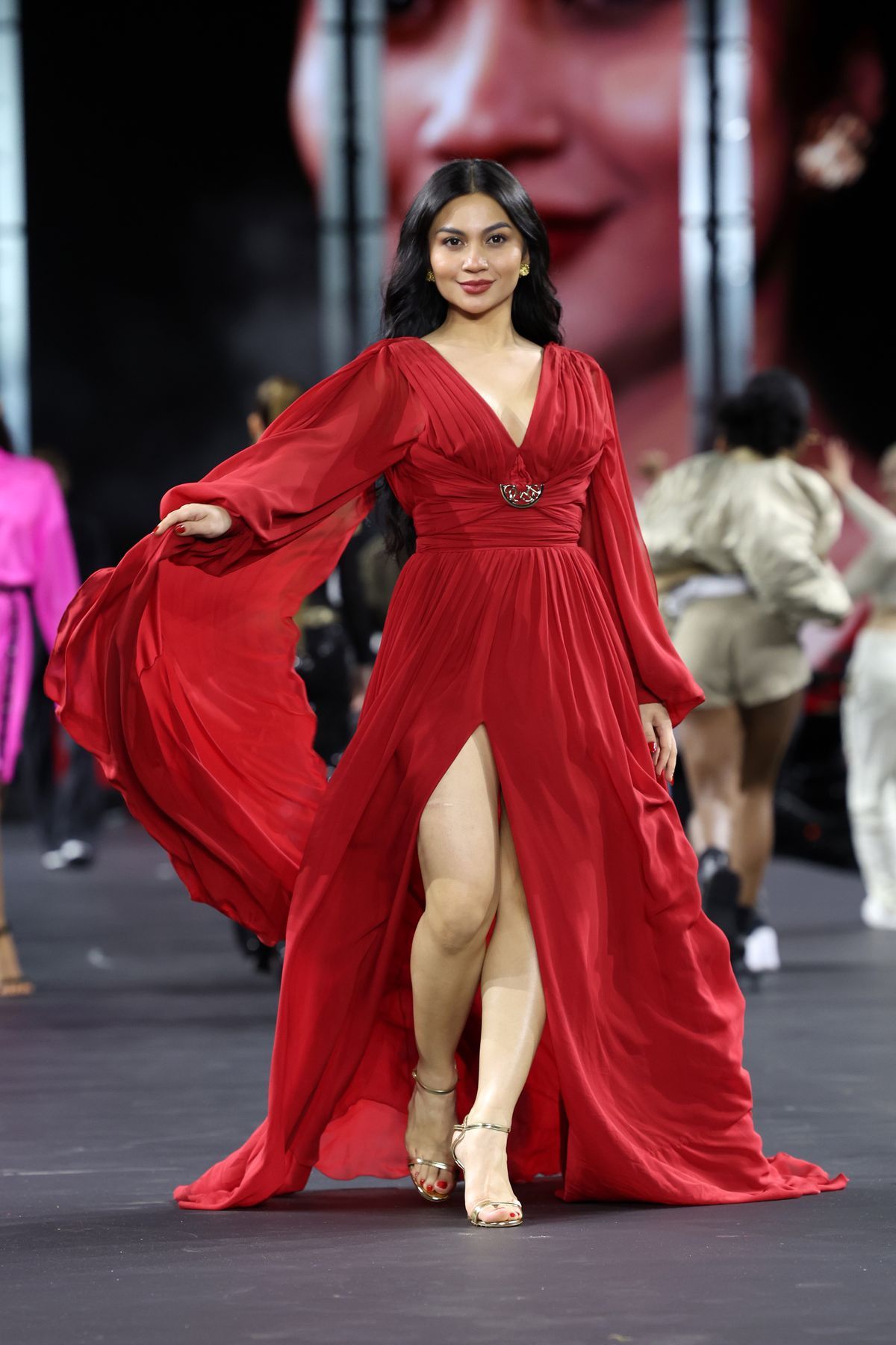 Gaya Sensual Ariel Tatum Jalan Di Runway Paris Fashion Week