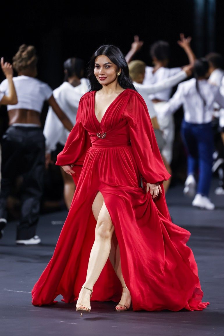 Penampilan Sensual Ariel Tatum saat Jalan di Runway Paris Fashion Week