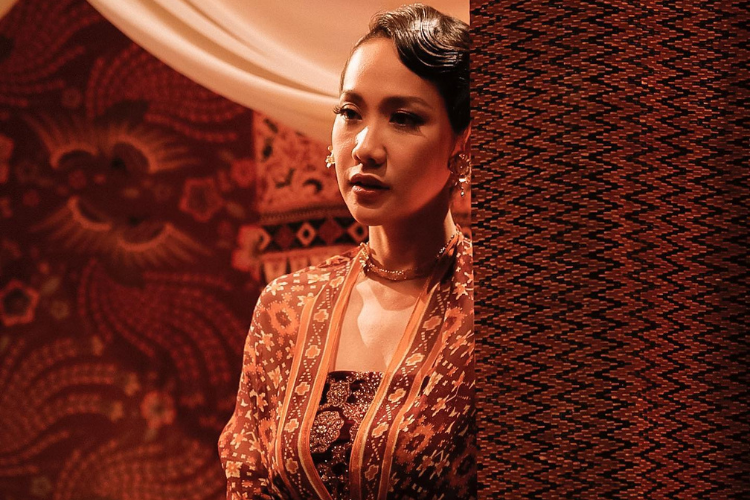 Gaya Riasan Artis Indonesia Ketika Pakai Batik
