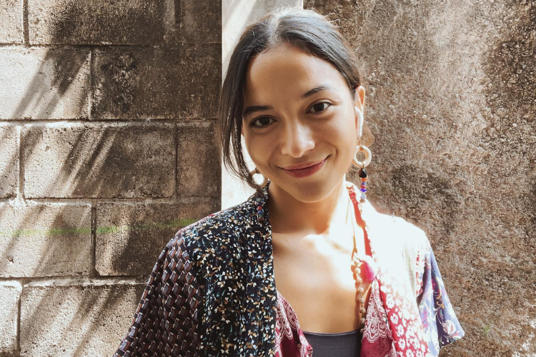 Gaya Riasan Artis Indonesia Ketika Pakai Batik