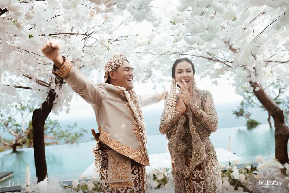 Kental Adat Jawa, 10 Potret Pernikahan Estelle Linden dan Pang Xue Kai
