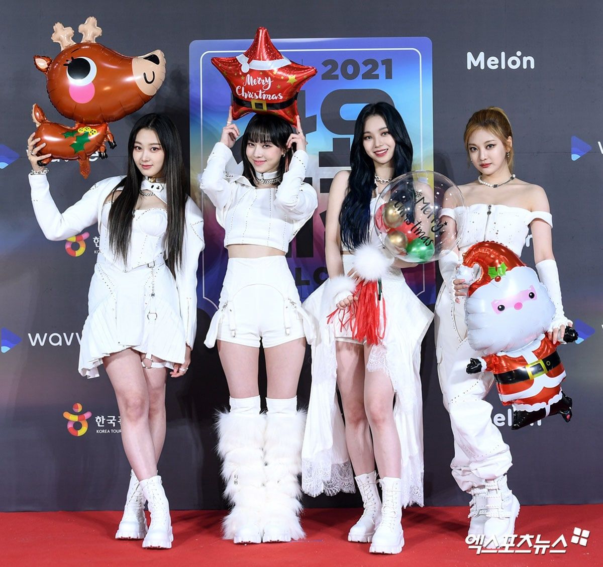 7 Gaya Girlband K-Pop Pakai Dress Code Warna Terang di Karpet Merah