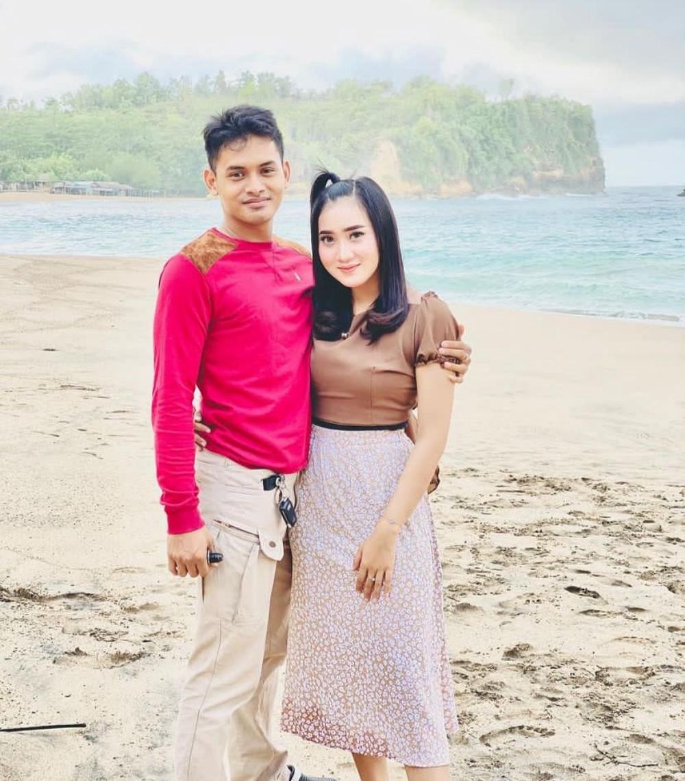Dipersunting Polisi, Ini 9 Potret Mesra Pedangdut Yeni Inka dan Suami