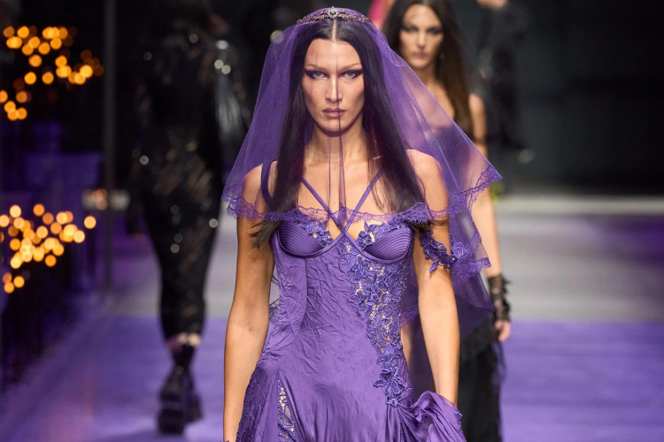 Deretan Gaya Seksi Seleb Perempuan yang Menjadi 'Muse' Versace