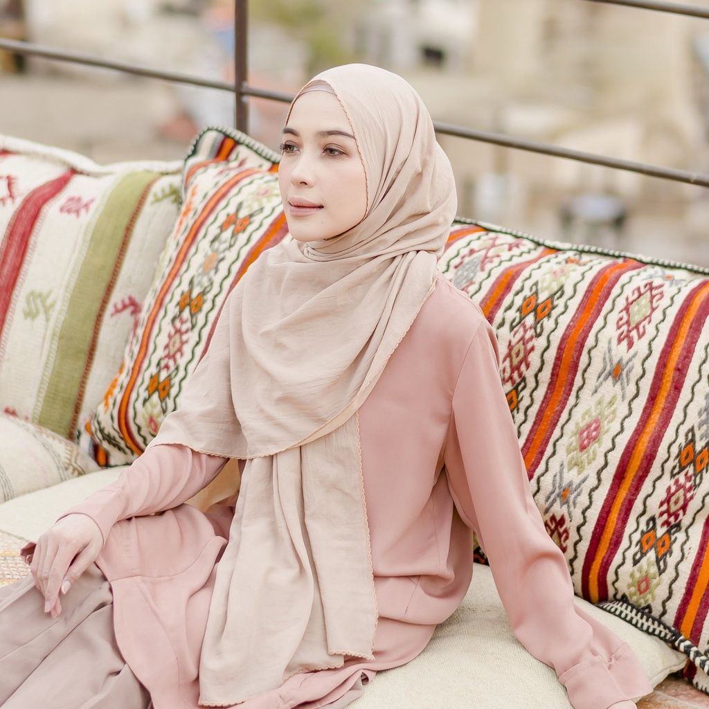 Rekomendasi Warna Hijab yang Cocok untuk Baju Pink Salem