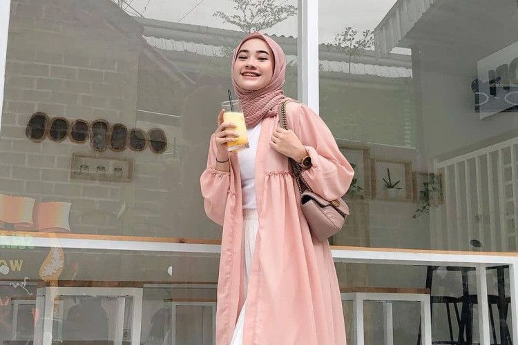 Rekomendasi Warna Hijab yang Cocok untuk Baju Pink Salem