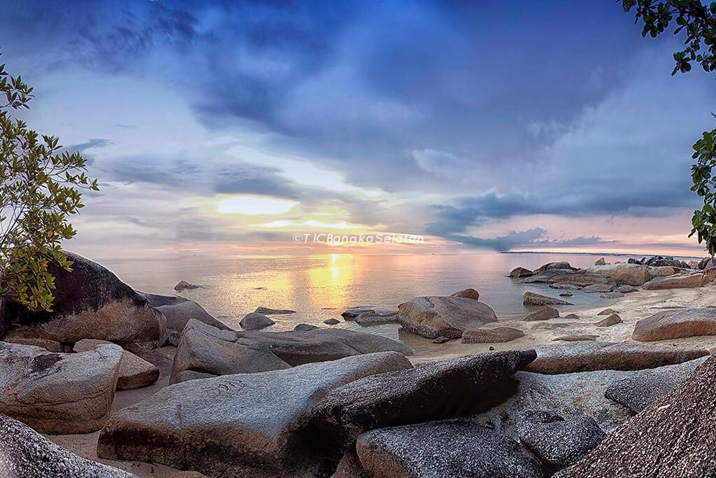 7 Rekomendasi Pantai Biru yang Indah di Bangka Selatan