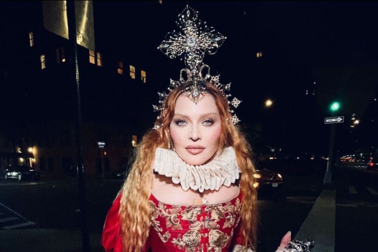 Madonna Pakai Aksesori Rancangan Desainer Indonesia di Halloween 2022