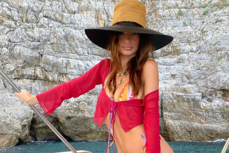 Deretan Gaya Sensual Emily Ratajkowski Pakai Bikini di Instagram