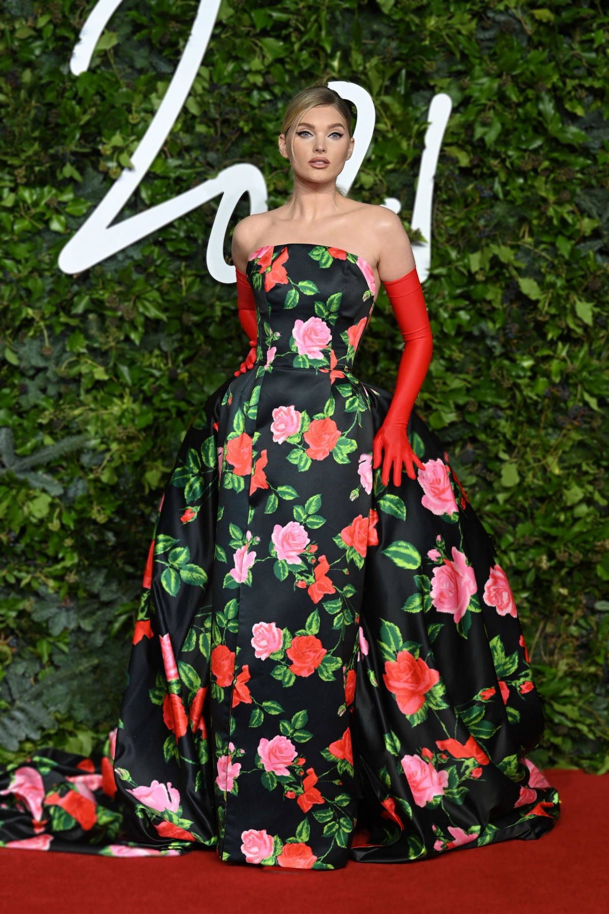Gaya Heboh Seleb Hollywood Pakai Gaun Model Floral di Karpet Merah