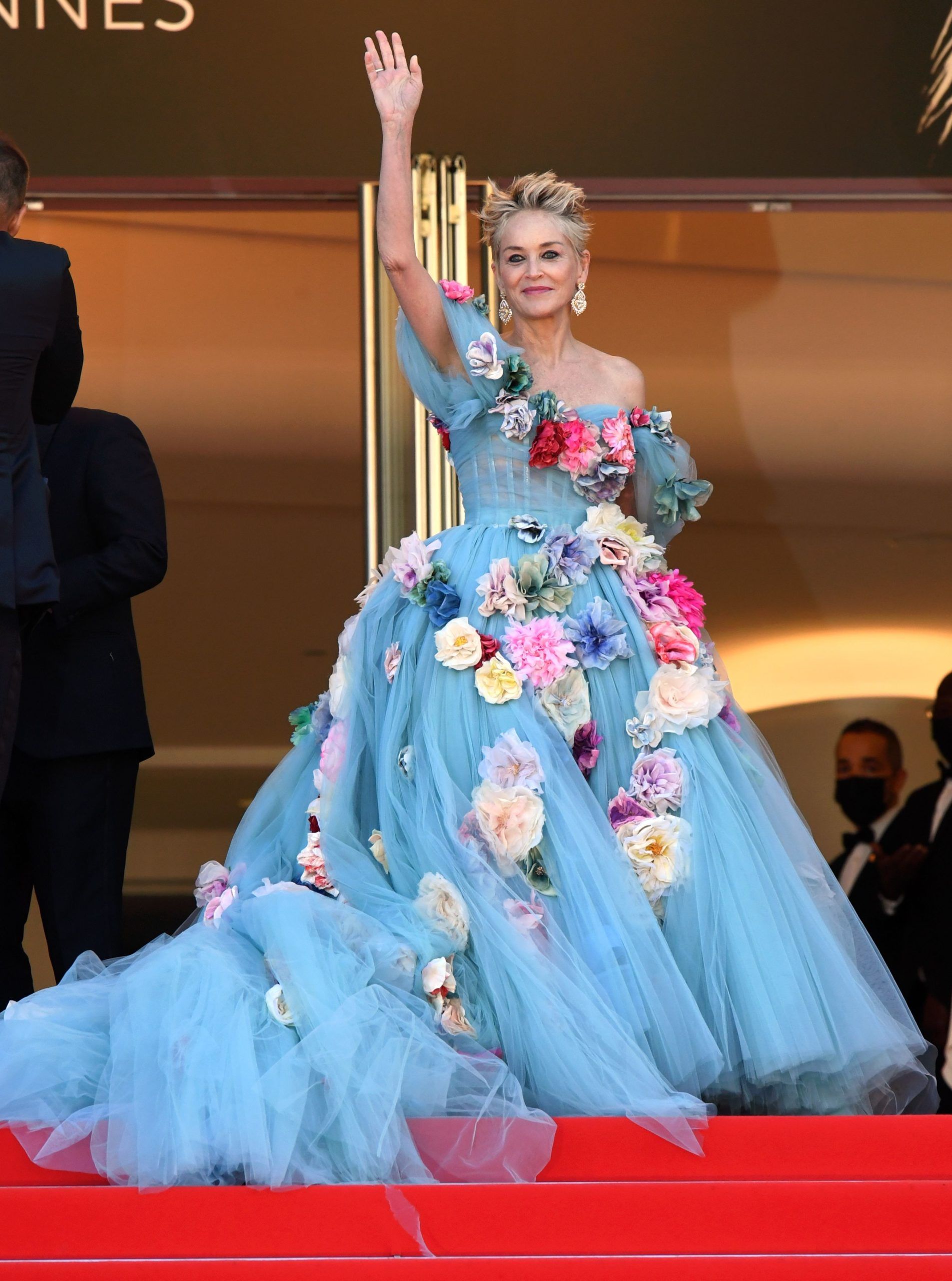 Gaya Heboh Seleb Hollywood Pakai Gaun Model Floral di Karpet Merah
