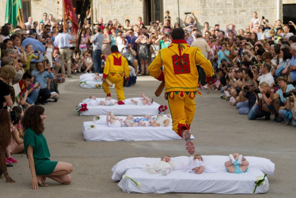 10 Festival Paling Berbahaya di Dunia, Ada yang Melompati Bayi