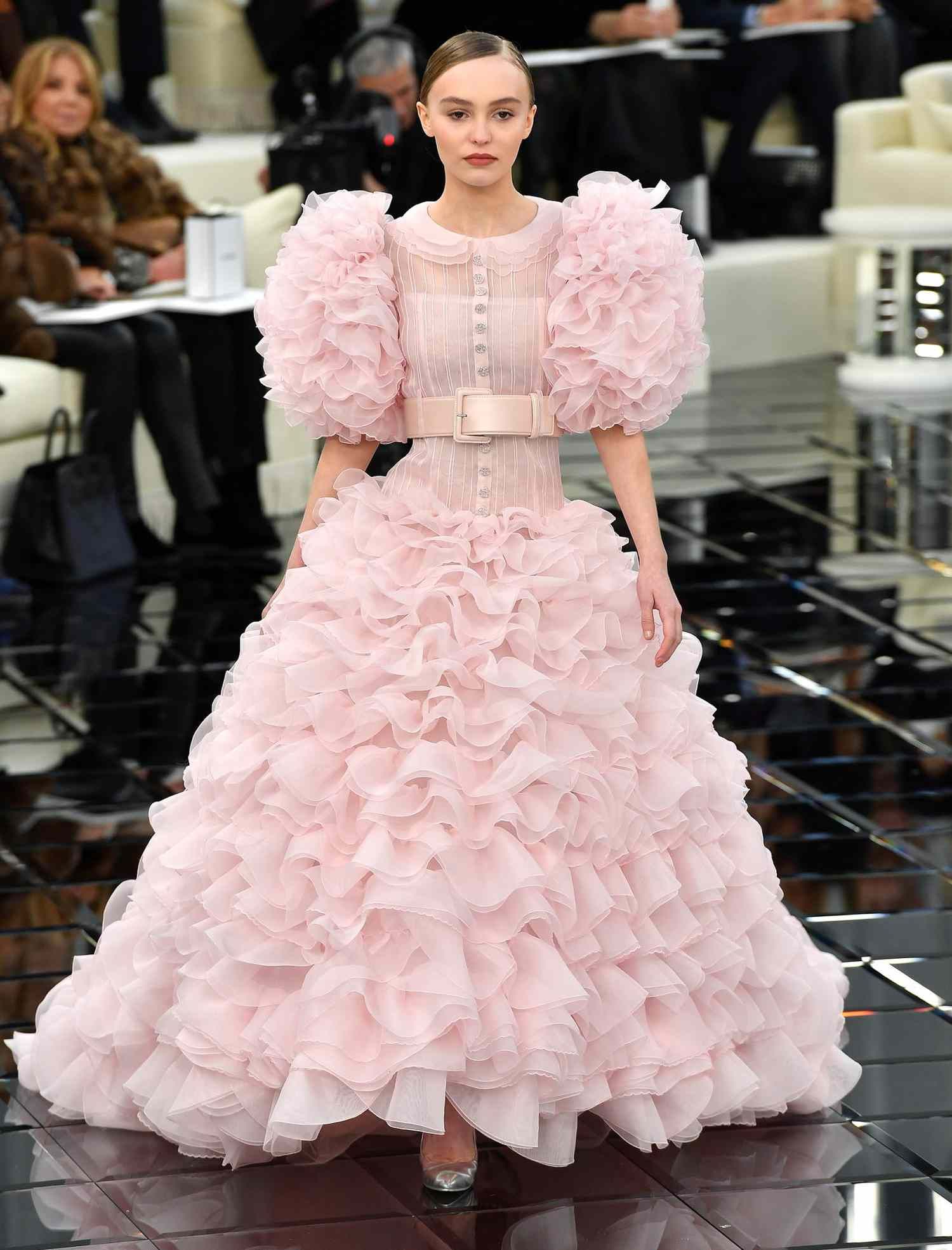 9 Gaun Warna Pink Paling Ikonik yang Pernah Dikenakan Artis Dunia