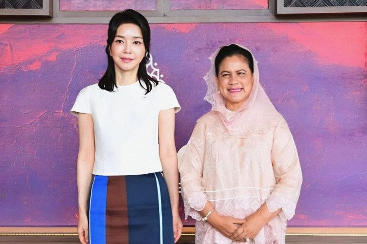 7 Gaya Kim Keon Hee, Istri Presiden Korea Selatan yang Terkenal Modis