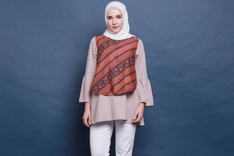 9 Model Baju Batik Kombinasi Kain Polos untuk Perempuan Terbaru
