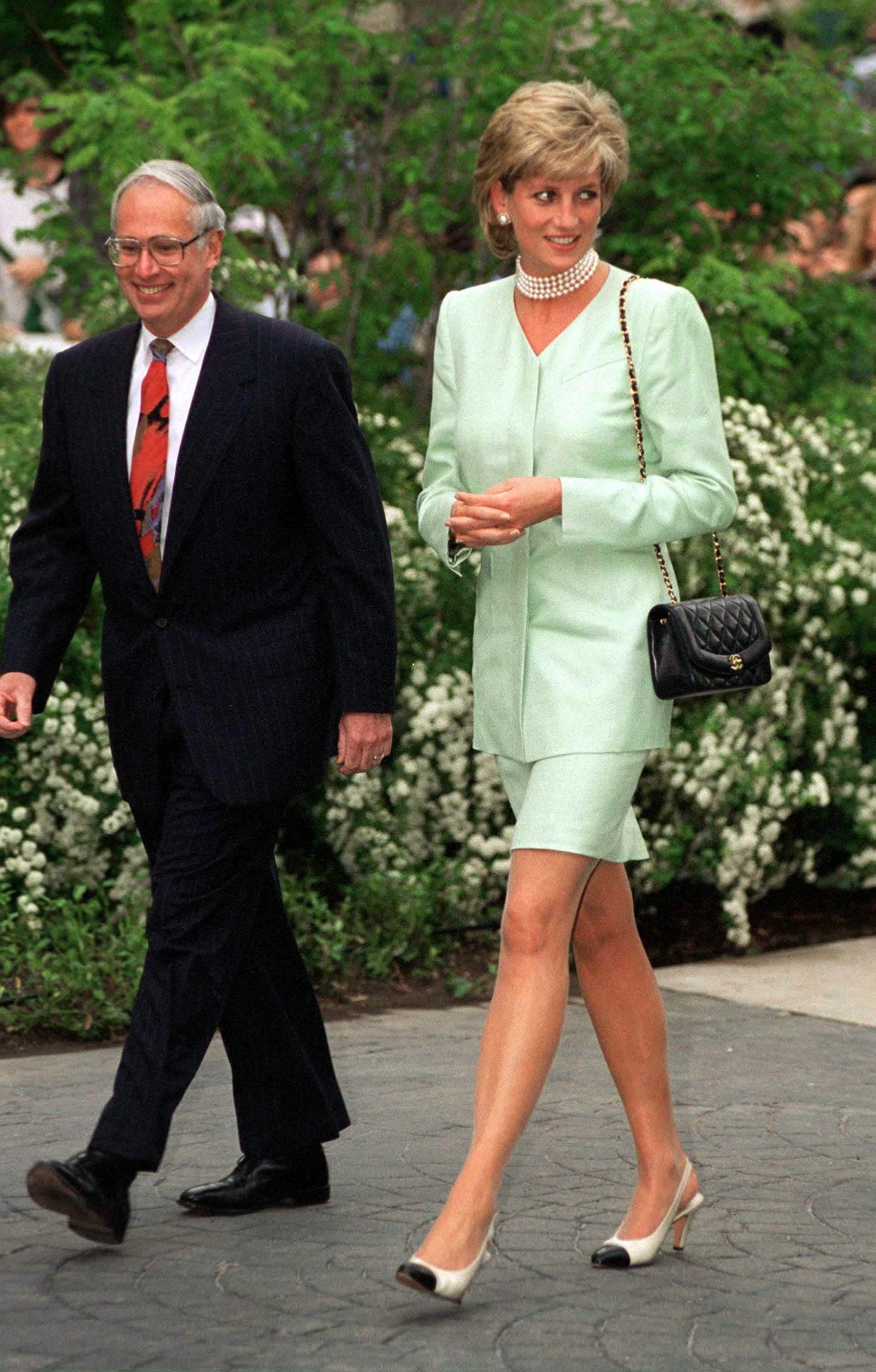 Gaya Ikonik Putri Diana saat Menggunakan Fashion Item dari Chanel 