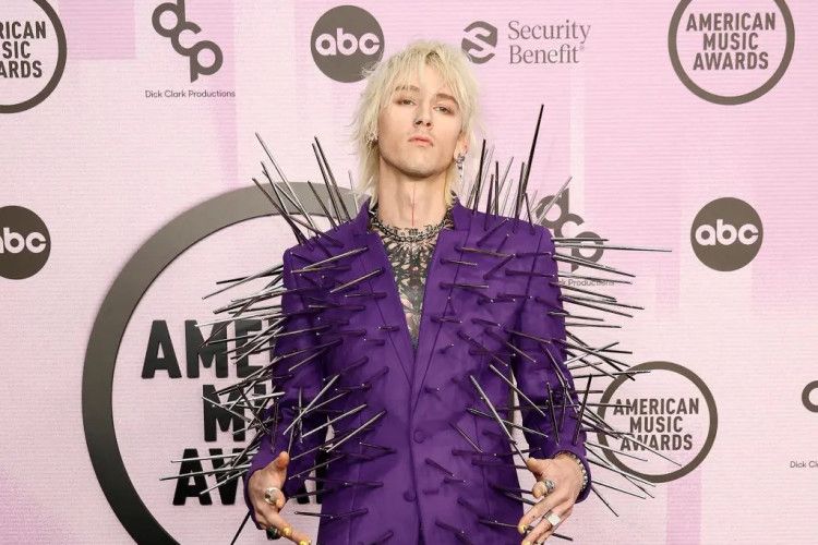 Machine Gun Kelly Pakai Outfit Berpaku di American Music Awards 2022