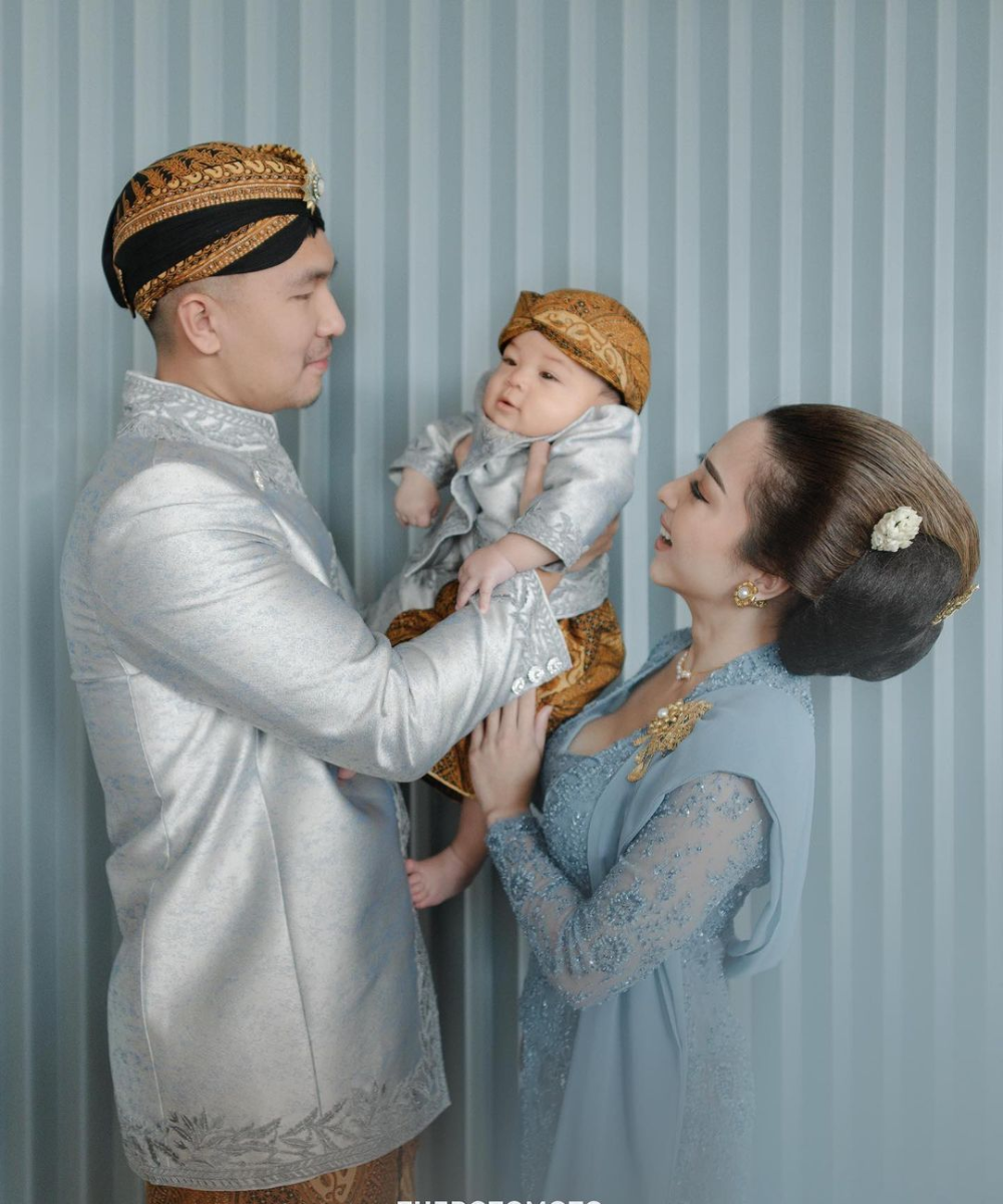 10 Potret Mesra Nikita Willy dan Suami di Acara Tedak Siten Baby Issa