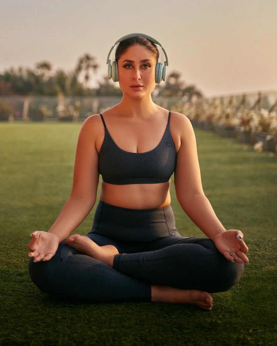 Jaga Kesehatan Mental dan Fisik, Aksi Artis Bollywood Olahraga Yoga